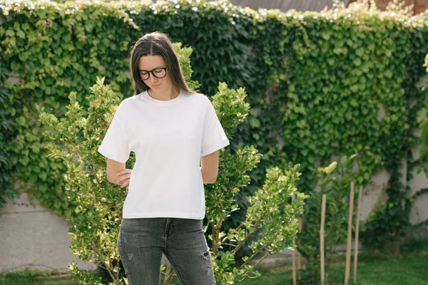 Woman Wearing White Shirt Space Logo Design Park Summer — Stockfoto