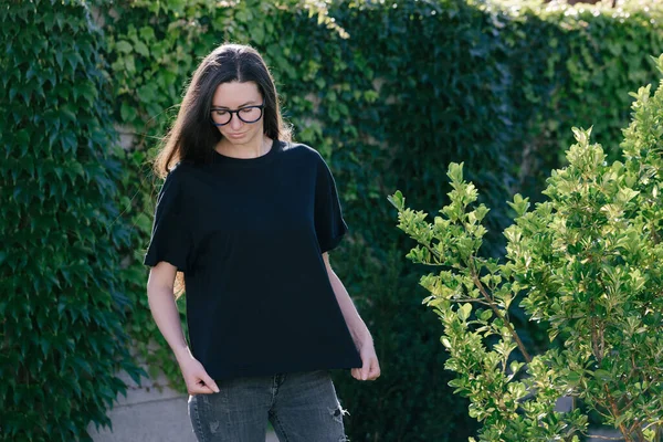 Woman Wearing Black Blanck Shirt Empty Space Your Logo — Stock Photo, Image