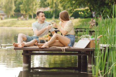 Birbirine aşık çiftler için yaz günü doğada romantik bir piknik. Mutluluk ve sükunet. Dinlen ve eğlen. Hayatın güzel anları. Süper gün. Romantik ilişkiler. Doğru yaşam biçimi.
