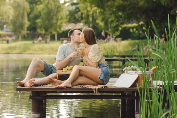 恋爱中的情侣是夏天在木制码头上美丽的地方亲吻野餐 幸福和宁静 休息和享受 生命中美丽的时刻 超棒的一天浪漫的关系 — 图库照片