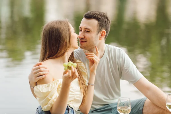 大自然中浪漫的野餐使我们有可能对恋爱中的夫妻给予温情和关怀 幸福和宁静 休息和享受 生命中美好的时刻 超棒的一天浪漫的关系 — 图库照片