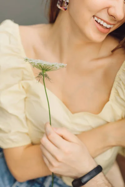 Retrato Mujer Joven Ropa Verano Quien Hombre Flores Silvestres Belleza —  Fotos de Stock