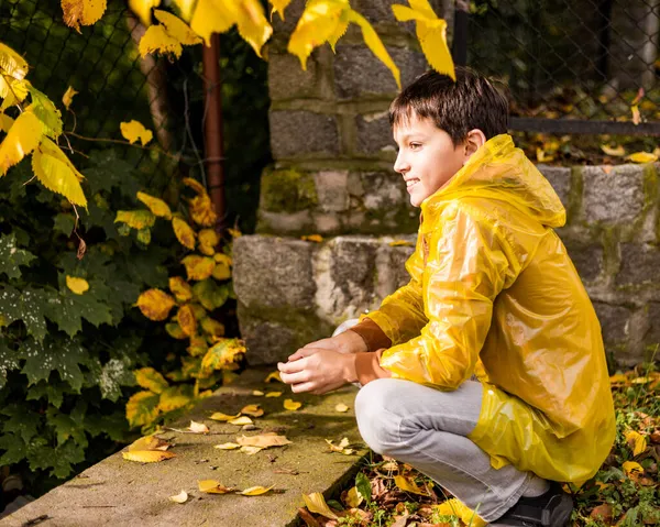 Foto Adolescente Con Impermeabile Giallo Tra Foglie Autunnali Passeggiare Nel — Foto Stock