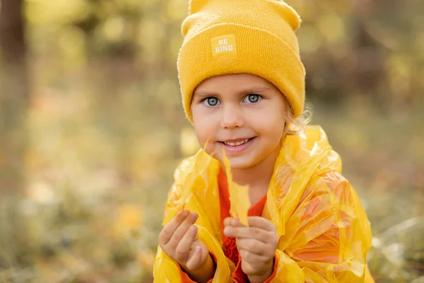 Livre Retrato Pouco Anos Menina Olhos Azuis Chapéu Amarelo Com — Fotografia de Stock