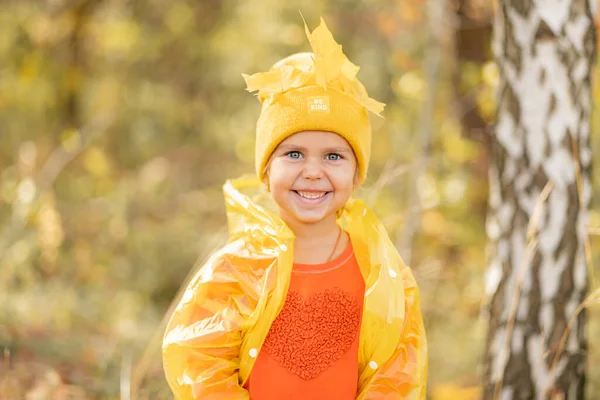 Retrato Menina Olhos Azuis Chapéu Amarelo Com Folhas Outono Parque — Fotografia de Stock