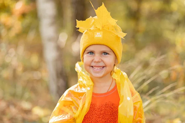 Retrato Menina Olhos Azuis Chapéu Amarelo Com Folhas Outono Parque — Fotografia de Stock