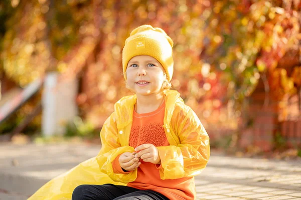 Retrato Menina Bonita Chapéu Amarelo Capa Chuva Sentado Calçada Contra — Fotografia de Stock