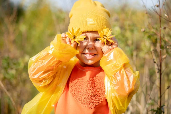 Ritratto Simpatica Bambina Cappello Giallo Maglione Arancione Impermeabile Con Grosse — Foto Stock