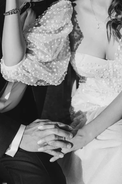 Черно Белая Фотография Рук Жениха Невесты Свадебном Платье Неузнаваемые Лица — стоковое фото