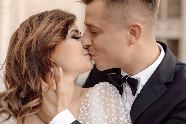 Söt Brud Brudklänning Får Kyss Från Brudgum Kostym Foto Ömhet — Stockfoto