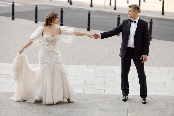 Casal Jovem Noiva Noivo Homem Mulher Vestido Noiva Dançando Cidade — Fotografia de Stock