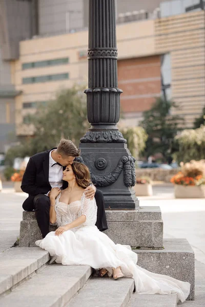 Casal Jovem Amor Poste Luz Ternos Casamento Vestido Fundo Cidade — Fotografia de Stock