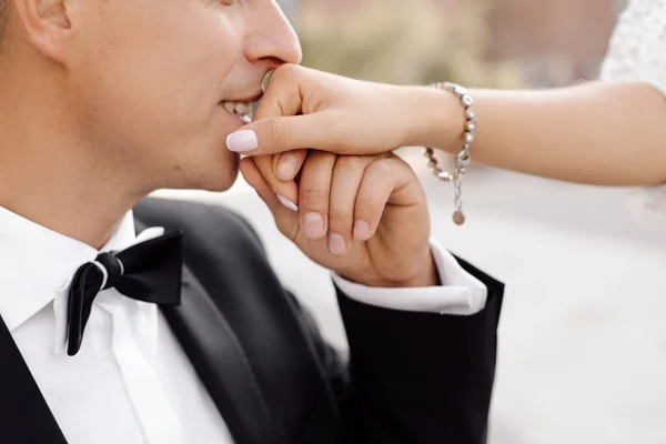 결혼식 예복을 신부의 키스를 알아볼 수없는 남자의 결혼식 컨셉트 순간들 — 스톡 사진