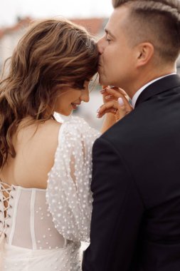 Gelin ve damadın iki aşığının portreleri. Birbirlerine nazikçe bakıyorlar. Düğün günü, gelinlik, geri dönüş. Mutlu anlar. Yan görünüm