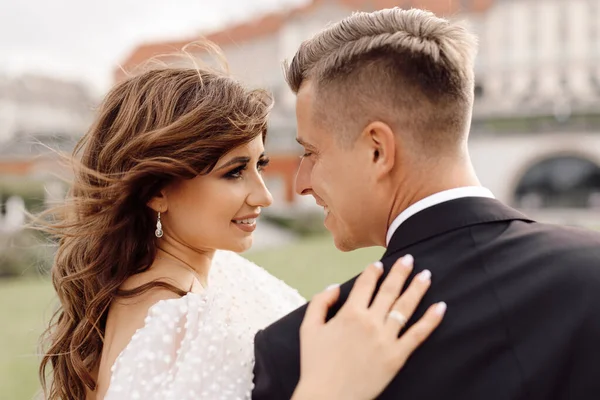 Dia Casamento Retrato Close Noiva Noivo Ternamente Olham Para Outro — Fotografia de Stock