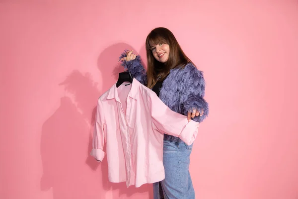 Ung Kvinna Mode Stylist Håller Hängare Med Skjorta Rosa Bakgrund — Stockfoto