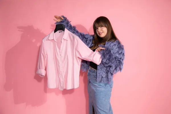 Ung Kvinna Mode Stylist Håller Hängare Med Skjorta Rosa Bakgrund — Stockfoto