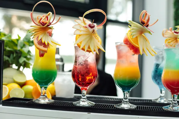 Cocktail Bar Πολύχρωμα Διακοσμημένα Κοκτέιλ Ποτήρια Holiday Concept Αλκοολούχα Ποτά — Φωτογραφία Αρχείου