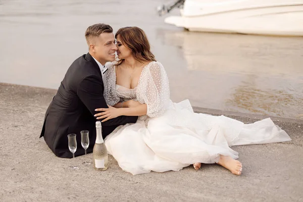 Foto Jovem Casal Bonito Noiva Noivo Vestido Noiva Estão Sentados — Fotografia de Stock