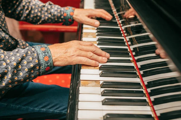 Händer Oigenkännlig Senior Man Spela Melodi Piano Nycklar Foto Närbild — Stockfoto