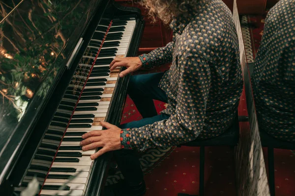 Mãos Humanas Adulto Maduro Pessoa Masculina Tocando Melodia Teclas Piano — Fotografia de Stock