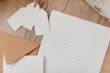 Styled Craft zarfının fotoğrafı, tahta arka planda boş bir kart. Düz yatıyordu. Model şablonu. Yukarıdan bak. Üst görünüm. 