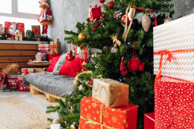  Noel konsepti, oyuncaklarla süslenmiş Noel ağacı. Noel arifesi, kırmızı, altın rengi. Yaşam Tarzı Fotoğrafı. Hediye kutusu