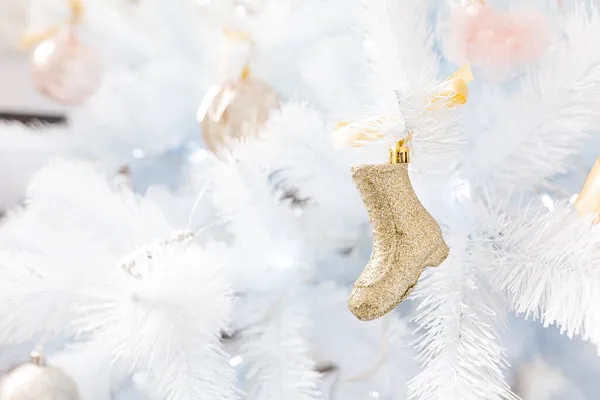 Λευκό Χριστουγεννιάτικο Δέντρο Διακοσμημένο Ασημένια Χρυσά Ροζ Μπάλες Χριστούγεννα Αφρώδη — Φωτογραφία Αρχείου