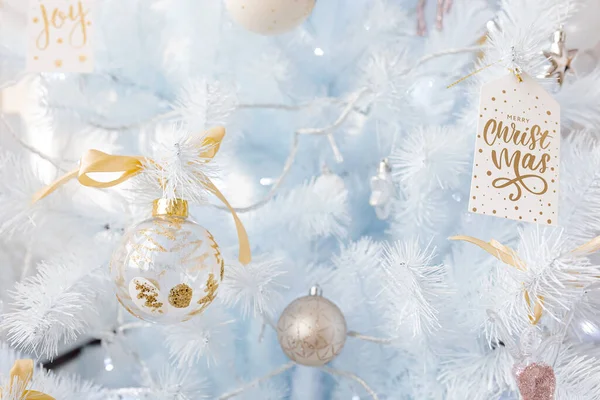 Λευκό Χριστουγεννιάτικο Δέντρο Διακοσμημένο Ασημένια Χρυσά Ροζ Μπάλες Χριστούγεννα Και — Φωτογραφία Αρχείου