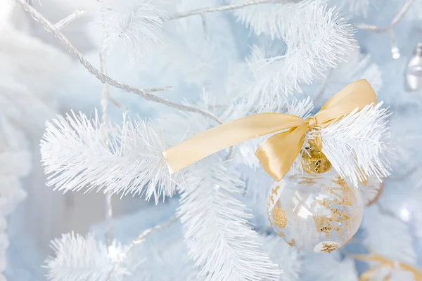 Λευκό Χριστουγεννιάτικο Δέντρο Διακοσμημένο Ασημένια Χρυσά Ροζ Μπάλες Χριστούγεννα Και — Φωτογραφία Αρχείου