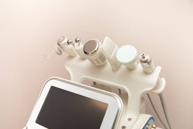 Yaşlanma ve akne tedavisi için spa kliniğindeki Hidrosiyal yüz bakım makinesine eklentiler. Estetik tıp konsepti, kişisel bakım, güzellik endüstrisindeki son teknolojiler, fotoğraf