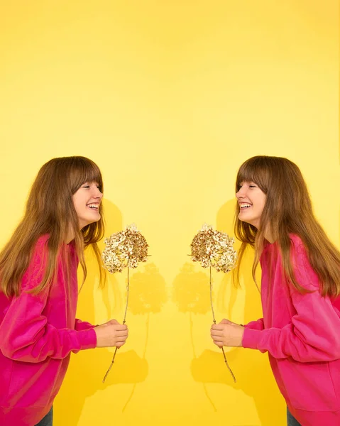 Ergenlik psikolojisi kavramı, kendini kabullenme, kendini sevme, kendini tanıma, kendini tanıma, yansıma. Bipolar bozukluk. Kızlar, ikiz kardeşler birbirlerine bakar, sarı arka planda gülerler.