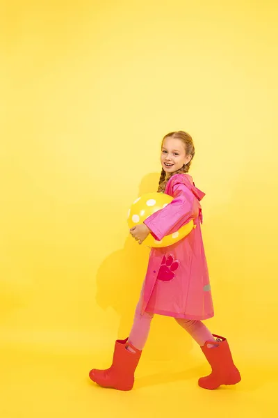 Bonita Niña Con Dos Coletas Impermeable Rosa Botas Goma Camina — Foto de Stock