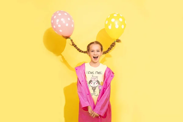 Grappig Klein Mooi Meisje Vliegt Weg Ballonnen Gebonden Aan Vlechten — Stockfoto