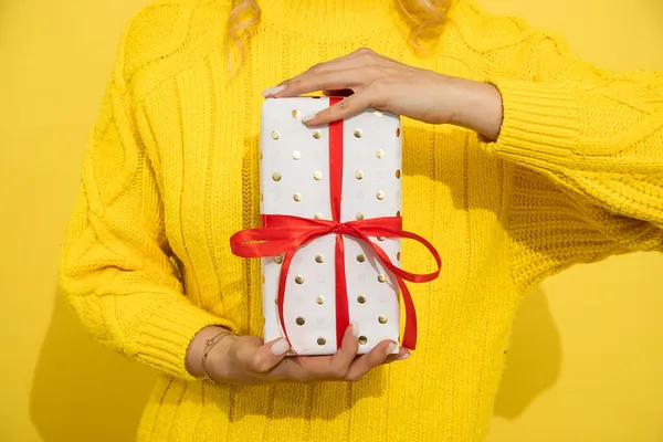 Unrecognizable Woman Sweeater Holding Hand Present Gift Box Yellow Background — Stock Photo, Image