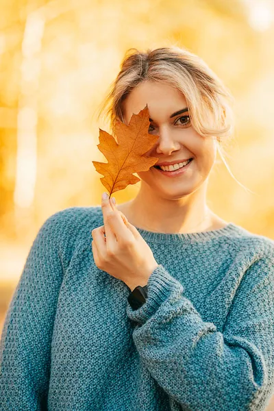 Ritratto Giovane Bella Donna Maglione Lavorato Maglia Colore Blu Nascosto — Foto Stock