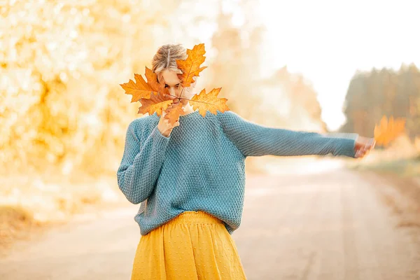 Zdjęcie Młodej Kobiety Pokrytej Jesiennymi Liśćmi Zapachy Jesieni Uczucia Wolności — Zdjęcie stockowe