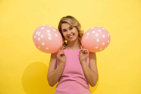 Pembe Elbiseli Elinde Iki Tane Şişme Pembe Balon Tutan Genç — Stok fotoğraf