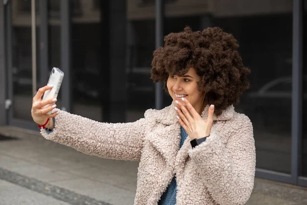 Młoda Urocza Biała Kobieta Peruką Stylu Afro Wykonująca Selfie Lub — Zdjęcie stockowe