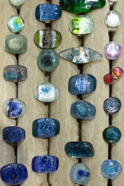El yapımı mücevherler. Epoksi reçine kullanıldı. Aquamarine. Alışılmadık ürünler, küçük işletmeler gibi hobi. Yukarıdan bak. Erkek ya da kadına hediye, yakın plan, üst manzara.