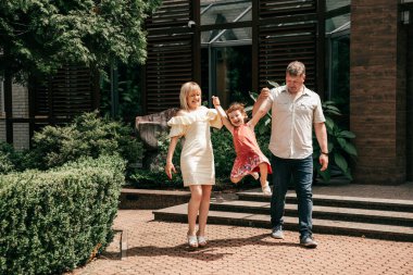 Küçük kızlı bir aile tatilde otelde eğleniyor. Hafta sonu. Tam aile. Mutlu bir ilişki. Doğru yaşam biçimi. Rol modeli. Otelde dinlen. Seyahat ve turizm. Şehir parkı. 