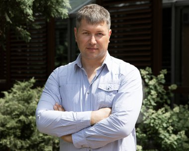 Yazın kendine güveni olan bir adam sıradan kıyafetlerle doğanın arka planına karşı. Yalnız adam. İnternette tanıdıklarım var. Hayat sigortası. İş adamı. Turizm ve seyahat. Sağlıklı yaşam tarzı.