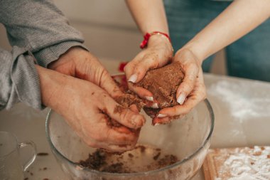 Kadın eli resmi çek, mutlu çift evde rahat mutfakta kurabiye pişiriyor, hamuru karıştırıyor, anne ve baba kurabiye yapıyor, takım çalışması yapıyor, yemek pişiriyor.