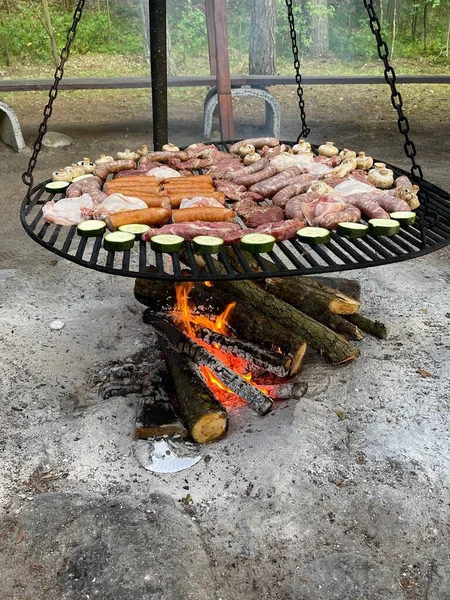 Lugar Organizado Para Cocinar Vacaciones Barbacoa Parrilla Estructura Metálica Suspendida — Foto de Stock