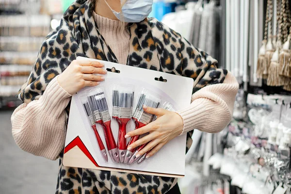 Department Construction Tools Shopping Center Woman Medical Mask Leopard Scarf — Stock Photo, Image