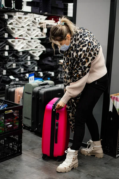 Woman Casual Clothes Mask Leopard Scarf Choosing Bright Pink Suitcase — Stock Photo, Image