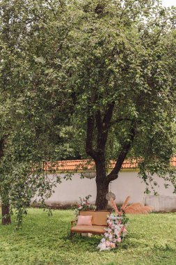 Bahçede bir grup oturuyor, yazın tadını çıkarıyor, ağacın altında bahçe mobilyaları olan güzel bir bahçe, rahatlamak için rahat bir yer, fotoğraf bölgesi, insan yok.