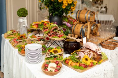 Çiçekler ve süslemelerle süslenmiş. Restorandaki düğün töreninde yeni evliler için özel bir masa. Düğün çiçekçisi olarak. Zarif bir lüks. Kutlama etkinlikleri. Milosc: Polonyalı ortalama aşk üzerine