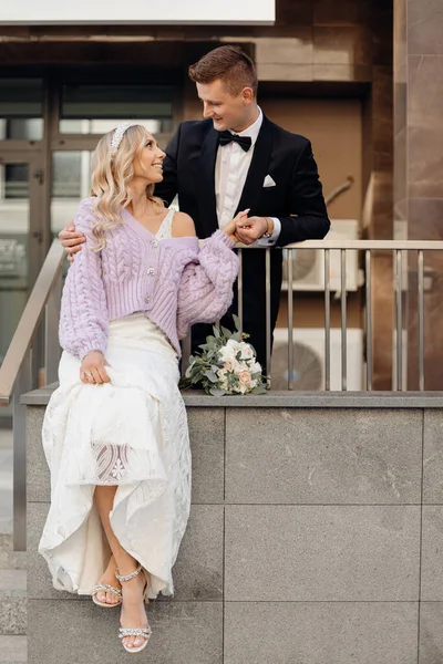 Blond Bruidje Met Bandeau Haar Hoofd Trouwjurk Lila Jasje Met — Stockfoto