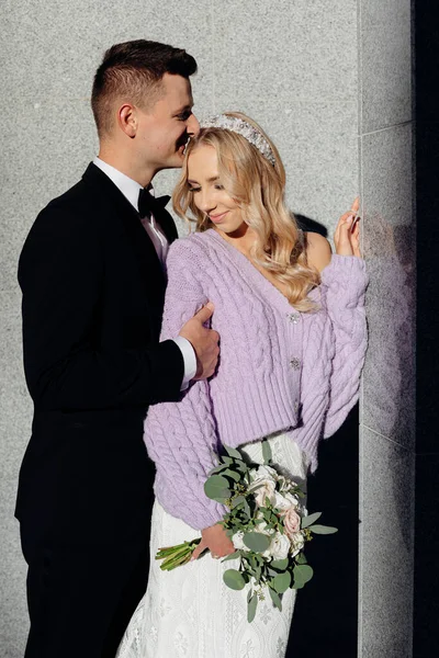 Прекрасная Невеста Светлыми Вьющимися Волосами Повязкой Голове Свадебном Платье Сиреневой — стоковое фото